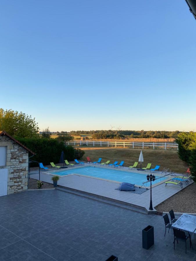 Kourline Villalunoterie Futuroscope Piscine Spa Oyre Экстерьер фото